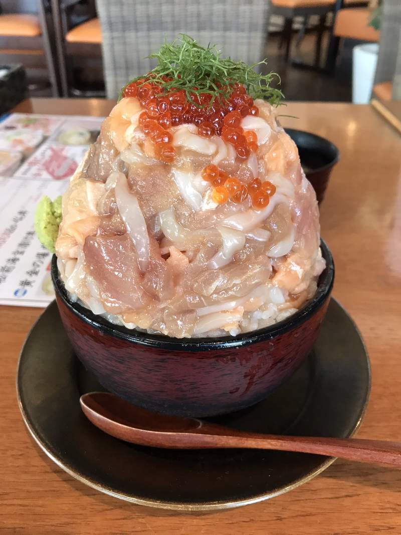 總重1 1kg 真男人的蔥鮪魚丼 醋飯 鮪魚泥交互堆疊成的大份量料理 光看我都飽了ww