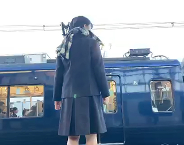 《女高中生直播跳軌自殺》變態爸爸造成超大壓力？震撼尋死行動網友看法兩極