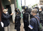 《日本警察攻堅小插曲》破門之前先讓對方量額溫 比起破壞活動更怕肺炎疫情? 《日本警察攻堅小插曲》破門之前先讓對方量額溫 比起破壞活動更怕肺炎疫情?