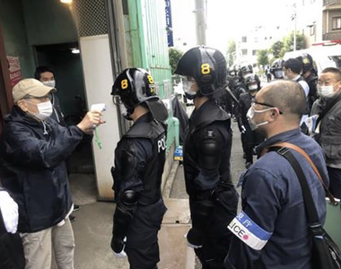 《日本警察攻堅小插曲》破門之前先讓對方量額溫 比起破壞活動更怕肺炎疫情?