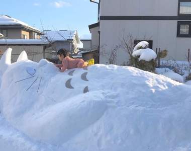 《妹妹太閒玩雪的結果》一個不小心完成了「真人版熊貓」的構圖...