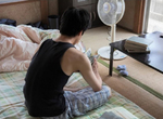 《小孩房大叔是人生勝利組》夫妻年薪1000萬活得很辛苦 寧願賺得少但有老家可以住…… 《小孩房大叔是人生勝利組》夫妻年薪1000萬活得很辛苦 寧願賺得少但有老家可以住……