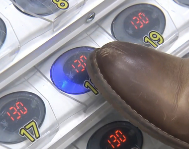 《用腳操作自動販賣機》飲料廠商避免傳染新發明 防疫新生活將會習慣成自然?