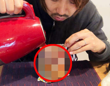 宅實驗《直接倒熱水在泡麵袋裡煮泡麵》超懶人做法吃是可以吃但是超燙