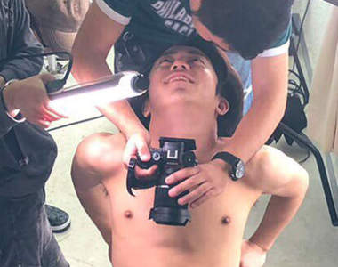 你沒看過的《VR版A片側拍場景照》所以男優從頭到尾都只能看著導演嗎(囧)