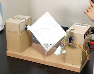 【有片】網友發明《自動泡麵倒湯機》麵湯是倒乾淨了但是你的桌子...