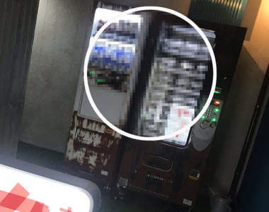 《冰涼涼的兔子販賣機》超謎瓶裝兔出現在生鏽的老舊販賣機中，詭異氣氛引注目...