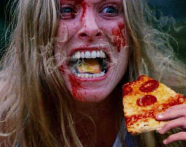網友惡搞《把恐怖電影尖叫的人P成吃披薩》驚悚的畫面瞬間變成了...好吃？