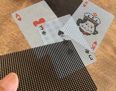 《好像看得到其實看不到的撲克牌》懷疑牌面被看光的不安感,讓遊戲玩起來更緊張刺激ww