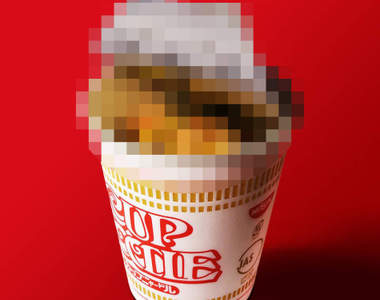 日清《貓之日泡麵》突然多出的杯麵開口，打開泡麵蓋才知道這麼可愛...