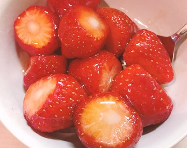 草莓季必見《草莓的美味吃法》變化出如冰沙一樣的口感，自製氣泡飲也很適合❤