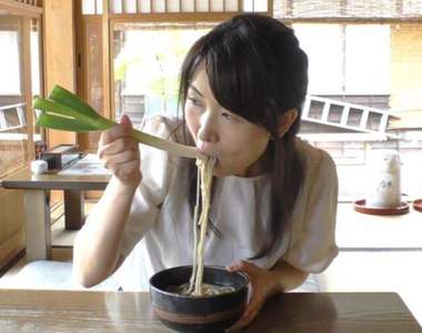 用蔥當筷子《蔥蕎麥麵》讓外國人困惑的衝擊吃法,是嫌筷子還不夠難嗎?ww