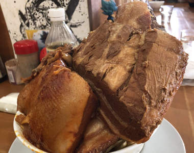 肉肉肉肉《末日拉麵》4種叉燒堆疊碗中,我到底是來吃麵還是吃肉塊的啊?ww