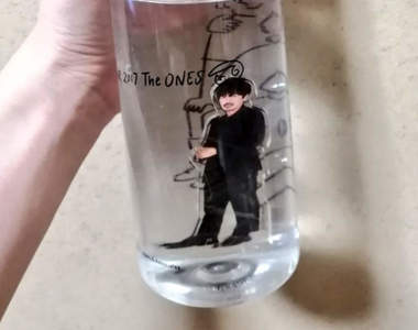 《偶像壓克力立牌的衝擊用法》V6井之原快彥傳授「泡水喝」的創新用法震驚歌迷ww