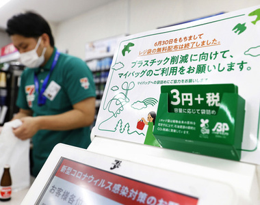 《日本塑膠袋收費開始》某超商想出省時妙招來分辨顧客是否需要另買袋子