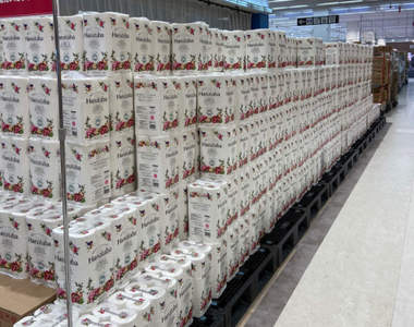 讓你一次買個夠《日本衛生紙之亂》紙商＆賣場聯手出招對付搶購衛生紙的亂象...