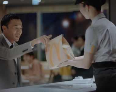 《感激肺炎疫情的上班族》公司減少出勤時間卻瞞著老婆 天天泡在麥當勞追劇超幸福