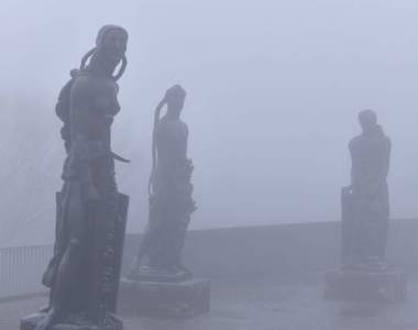 《濃霧包圍下的箱根》明明是人氣旅遊景點,卻瀰漫恐怖遊戲背景般的異世界感...