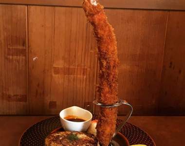 比臉還長的《巨大炸蝦》有人考慮過旁邊漢堡肉被忽略的感受嗎...ww