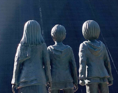 《進擊的巨人銅像揭幕》諫山創老師故鄉新景點 仰望水庫想起被巨人支配的恐懼……