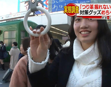 《潔癖電車吊環套》曾是避免摸到大叔油的爭議發明 如今因為肺炎疫情需求量暴增