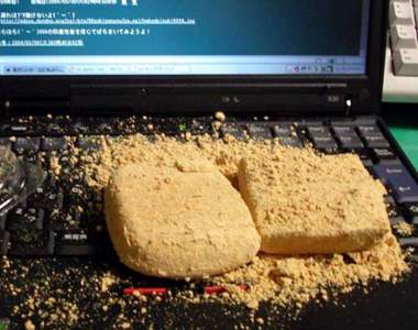 粉末導致《五種你最不希望沾到鍵盤上的東西》悲劇發生後的第一個反應是...拍張照片吧XD