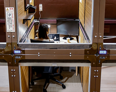 《膠囊旅館轉型工作空間》觀光客不來只好發揮創意求生存  作家大讚設備充實超舒適