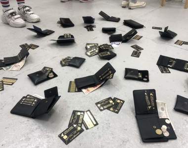 《可以偷的藝術展》場內所有作品都允許被偷的結果,開場已經沒有東西能偷ww