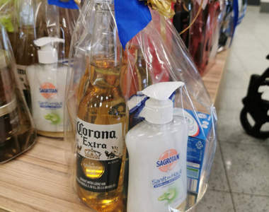 《防疫組合驚見可樂娜啤酒》啤酒跟防疫小物一起賣，原來都是撞名惹的禍？