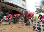 《日本九州豪雨災情》國中生足球隊志工打掃災區 穿短袖短褲清垃圾挨批危險炎上 《日本九州豪雨災情》國中生足球隊志工打掃災區 穿短袖短褲清垃圾挨批危險炎上
