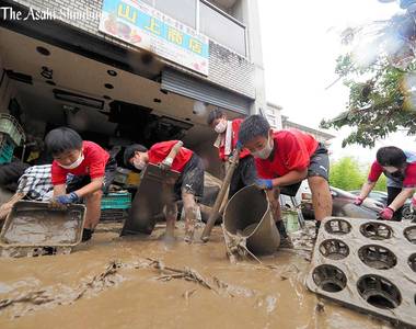 《日本九州豪雨災情》國中生足球隊志工打掃災區 穿短袖短褲清垃圾挨批危險炎上