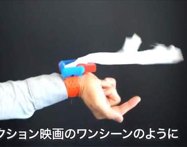 日本網友自製《購物袋噴射裝置》讓你像蜘蛛人一樣從手腕快速射出塑膠袋ww