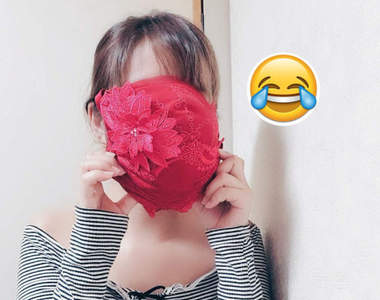 社群風潮《妹子教你如何把胸罩變成口罩》網友嘗試災情四起，罩杯太大口罩都變成面罩惹