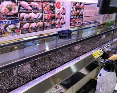 《無迴轉壽司》新冠肺炎疫情影響讓日本迴轉壽司店停止迴轉，卻意外發現好處多多？