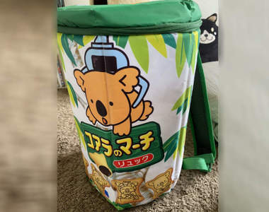 超巨大《小熊餅乾背包》總高78公分揹出門想不被注意到都很難XD