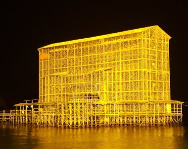最美施工現場《嚴島神社》整修中的海上大鳥居夜晚點燈後的美景引發話題