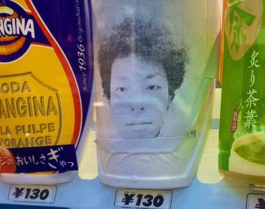 【有片】《怪怪販賣機》貼著人臉的不明飲料樣品,實際買了竟然掉出這個wwww
