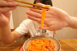新加坡壽司網站推出《把鮭魚切成條狀的拉麵式吃法》感覺吸吮的冰涼快感應該很不錯