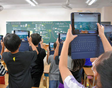 教科書數位化《人手一台平板的課堂》拿平板電腦拍黑板的上課景象引發推民吐槽...