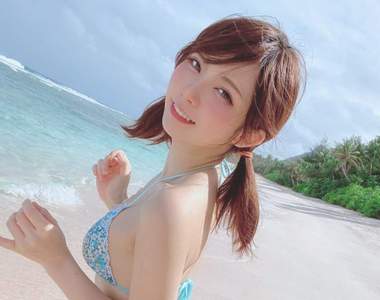 人氣coser《えなこ關島日曆寫真書》泳裝內衣放送今天要來熱一波