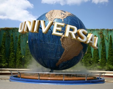 【天才】模擬住在《環球影城地球儀》上看到的世界　天空出現巨大文字的視角引發瘋傳