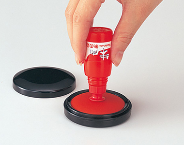 《印台油墨補充法》補充液該從正面還是背面擠？網路瘋傳方法牴觸廠商建議挨批