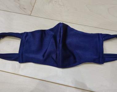 自製《死庫水口罩》泳衣材質口罩引發話題，穿不到的學校泳衣成為改造目標...