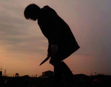 《採收高麗菜的老婆》手握菜刀的收成畫面，不小心變成驚悚電影裡的一幕...ww