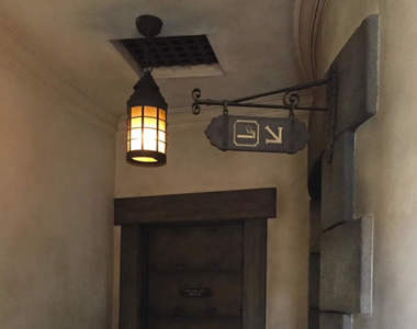 黑市感滿滿《迪士尼樂園的吸菸區》宛如地下格鬥場的吸菸區氣氛引發推特瘋傳