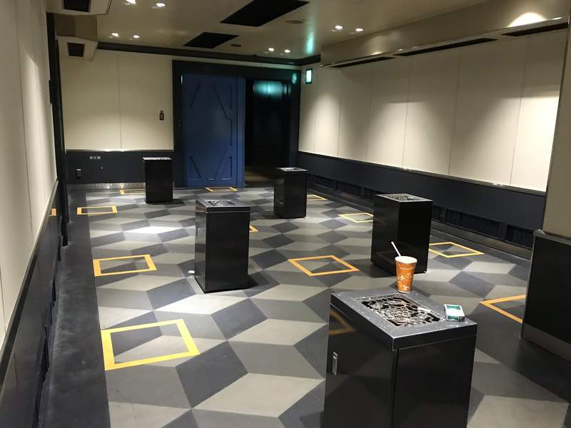 圖片8 黑市感滿滿《迪士尼樂園的吸菸區》宛如地下格鬥場的吸菸區氣氛引發推特瘋傳 | 宅宅新聞
