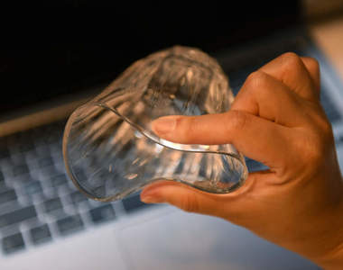 推特話題《摔不破的玻璃杯》怎麼看都是玻璃材質的透明杯身，捏起來卻軟到變形！？