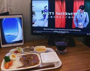 網友在家重現《搭飛機時用餐與看片場景》就連吃飛機餐也完整還原真的好有心