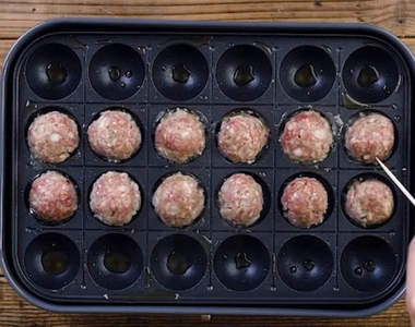 《章魚燒機做肉丸》超萬用的半圓烤盤，章魚燒以外的料理反而變成王道ww