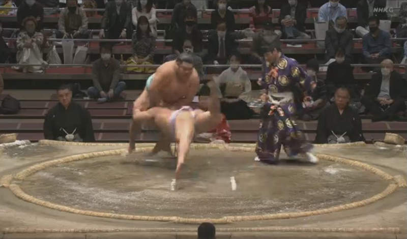 砂石車追撞相撲力士 被撞之後反而戰績變好了防禦力太高不能轉生異世界